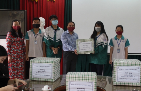 Thép Việt Sing trao tặng khẩu trang nano chống dịch cho Trường THPT Chu Văn An