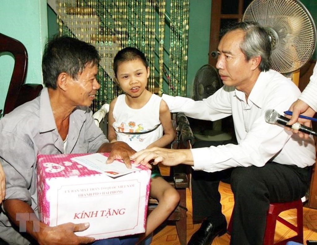 Chủ tịch UBTW MTTQ Việt Nam Huỳnh Đảm thăm hỏi, tặng quà cho nạn nhân chất độc da cam/dioxin Nguyễn Văn Chung ở phường Hạ Lý, quận Hồng Bàng, TP Hải Phòng năm 2009. (Nguồn: Tư liệu TTXVN).